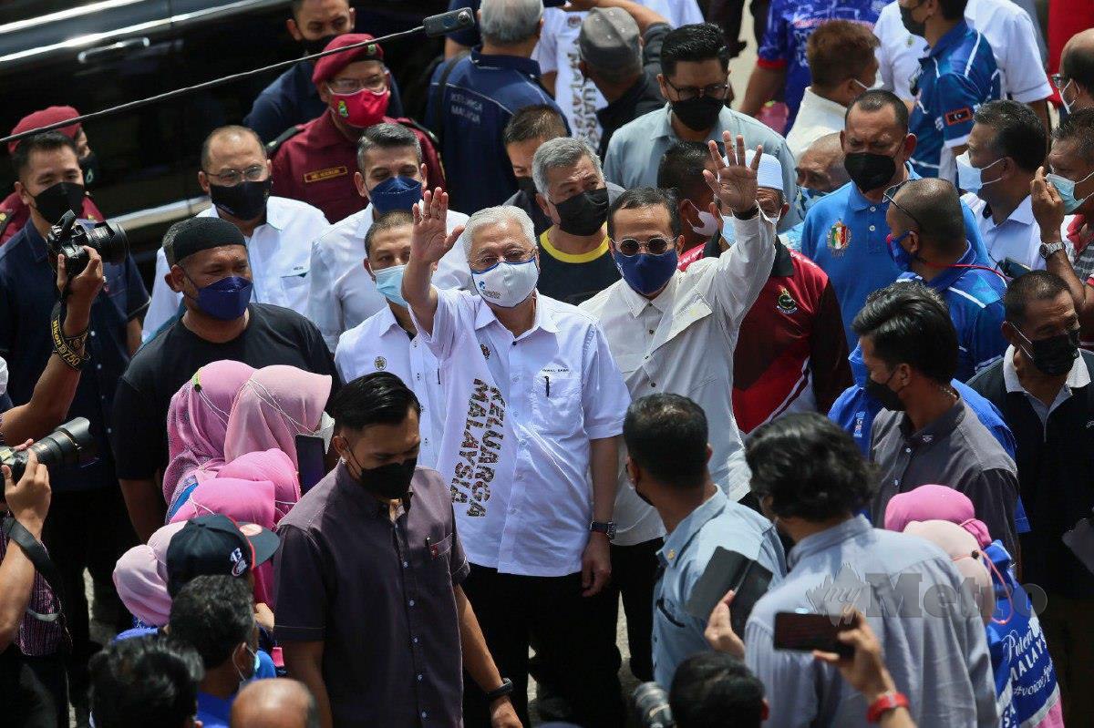 ISMAIL Sabri diiringi Menteri Besar Terengganu, Datuk Seri Dr Ahmad Samsuri Mokhtar melambaikan tangan pada program lawatan di PPS Batu 23, Kuala Berang. FOTO Ghazali Kori