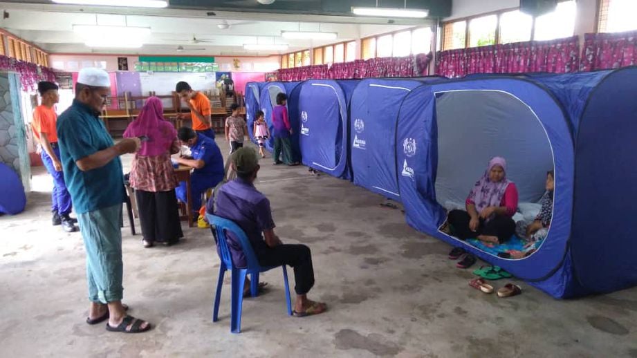 SERAMAI 16 mangsa banjir kilat di Kampung Kuala Slim dipindahkah ke Pusat Penempatan Sementara (PPS) dekat Sekolah Kebangsaan (SK) Kuala Slim. FOTO IHSAN APM