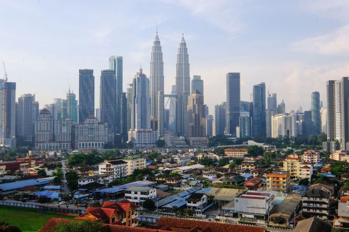 Pertumbuhan ekonomi Malaysia diunjurkan menurun kepada 4.5 peratus tahun ini berbanding 6.0 peratus yang diunjurkan April lalu oleh Bank Dunia.