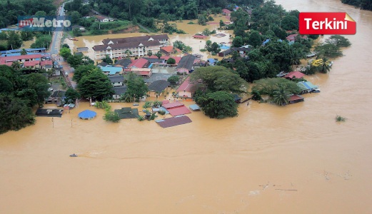 BANGUNAN, premis dan kediaman di Kampung Kuala Tahan di Jerantut ditenggelami banjir minggu lalu, berikutan limpahan air Sungai Tembeling. FOTO fail Bernama