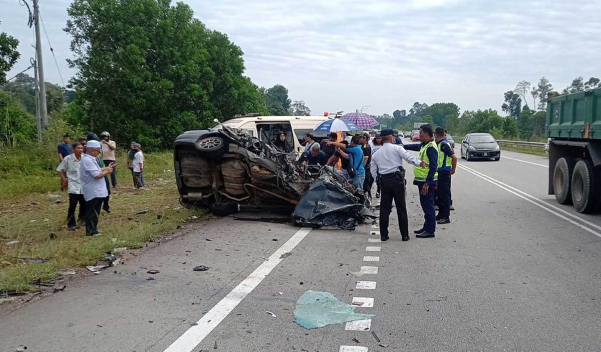 KEADAAN kenderaan yang terbabit dalam kemalangan di Kilometer 39 Jalan Kuantan-Segamat, Pekan, semalam. FOTO Ihsan PDRM