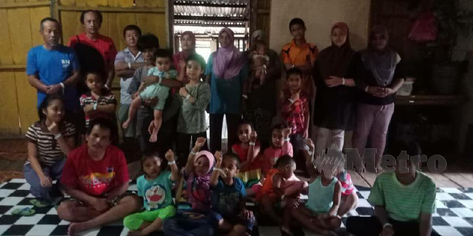 SEBAHAGIAN daripada 32 sekeluarga, penduduk Kampung Batu Puteh, Kinabatangan, terpaksa menjalani kuarantin rumah selepas salah seorang ahli keluarganya didapati positif Covid-19. FOTO IHSAN ASLINDA AMIT.