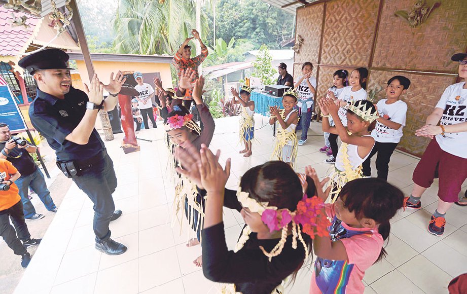 ANTARA persembahan menarik ahli Kidzania Congrezz yang dipertontonkan di depan kanak-kanak Orang Asli Kampung Bukit Kepong.
