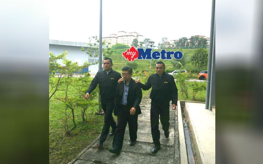 Suspek  ditahan anggota SPRM Johor. FOTO ihsan SPRM