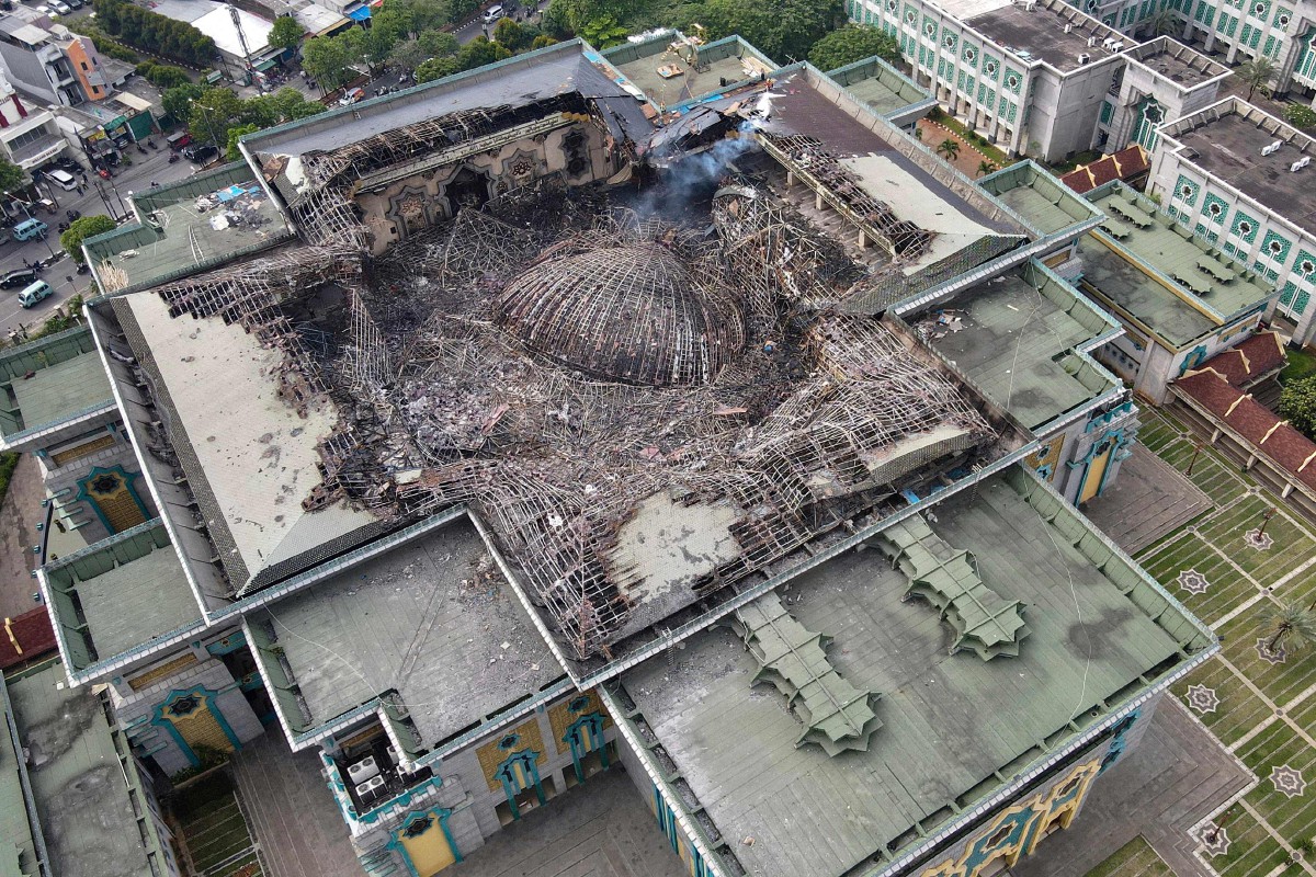 GAMBAR yang diambil dari udara pada 20 Oktober 2022 menunjukkan sisa runtuhan kubah Masjid Besar Pusat Islam Jakarta. FOTO AFP