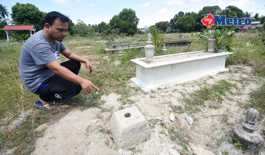 AMRAN menunjukkan kawasan yang dipagar di Tanah Perkuburan Islam Kampung Laut.  FOTO Mohd Ayafiq Ridzuan Ambak