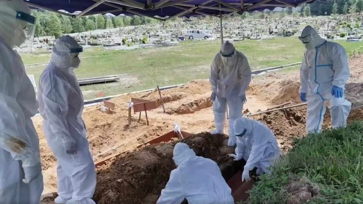 PASUKAN pengurusan jenazah Covid-19 Jabatan Hal Ehwal Agama Islam Negeri Sembilan (JHEAINS) mengebumikan jenazah di Makam Tuan Haji Said. FOTO Ihsan FB JHEAINS