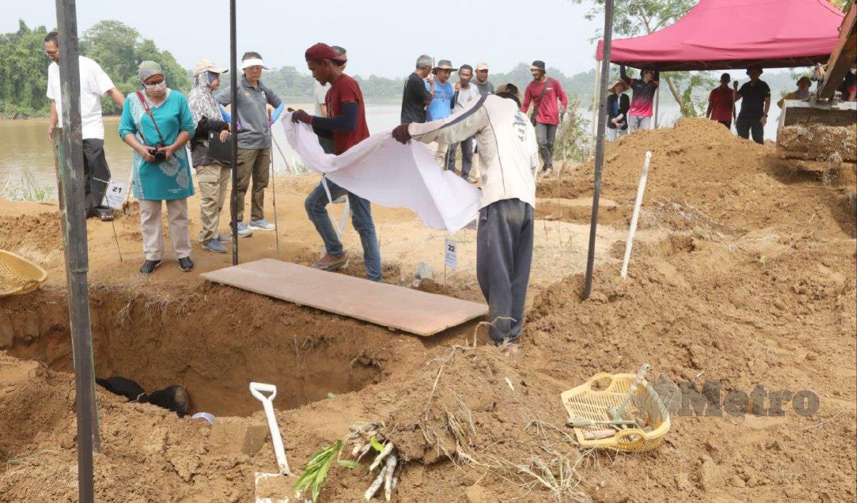 SEBANYAK 33 kubur di Tanah Perkuburan Islam Kampung Ganchong Hulu dipindahkan selepas berlaku hakisan di tebing Sungai Pahang. FOTPO Mohd Rafi Mamat