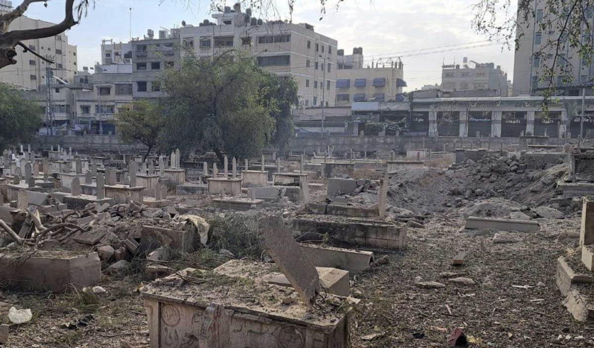 KAWASAN tanah perkuburan di Beit Lahiya di Gaza yang menjadi sasaran bom rejim Zionis.
