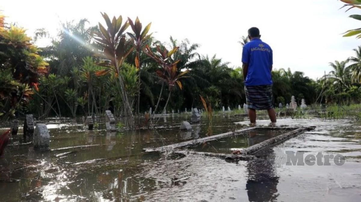 KAWASAN Tanah Perkuburan Islam Parit 1 Sungai Pergam turut ditengelami air. FOTO Muhammad Lokman Khairi.