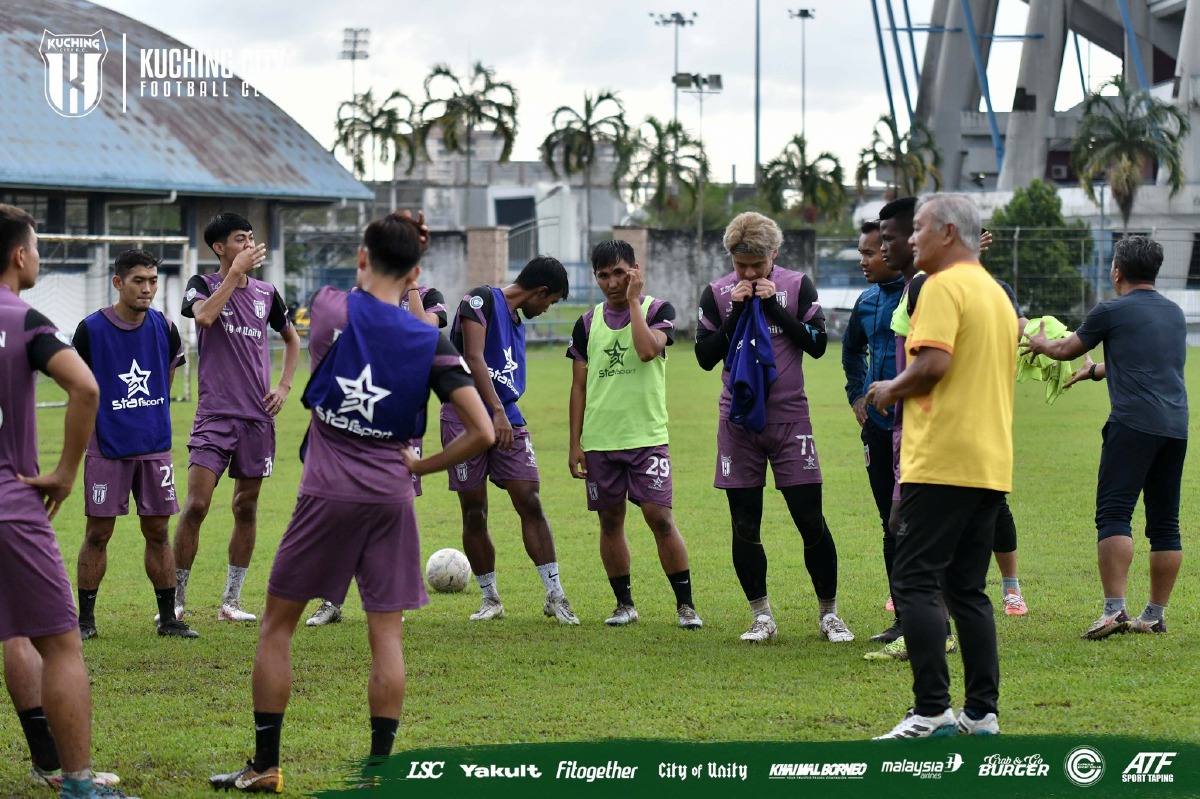 IRFAN (dua kanan) mahu anak buahnya kekal fokus. FOTO Kuching City FC