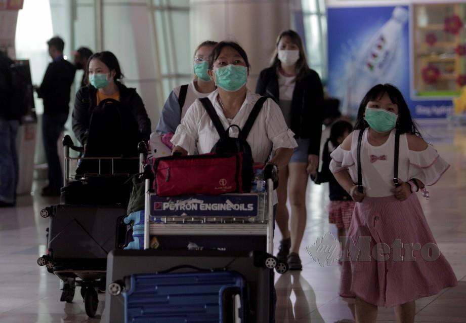 PENGUNJUNG memakai topeng mulut bagi langkah langkah berjaga ekoran penularan wabak penyakit berjangkit  Novel Coronavirus (2019-nCoV) yang menular seluruh dunia, di Lapangan Terbang Antarabangsa Kuching. FOTO HAZREEN MOHAMAD