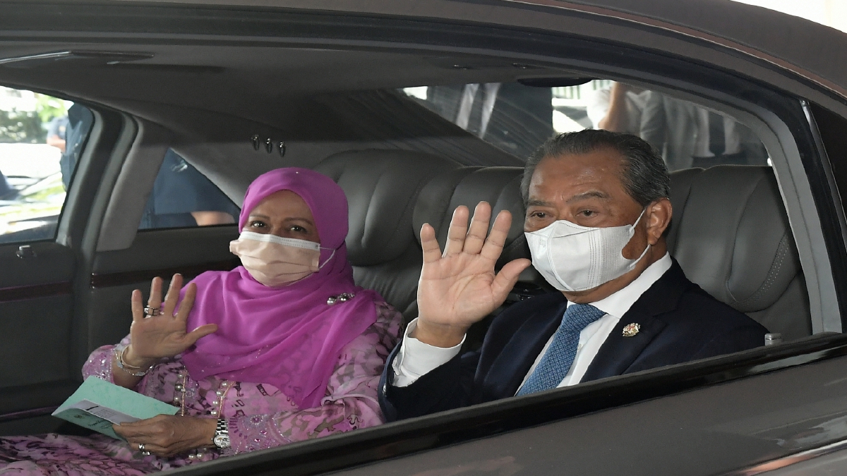 TAN Sri Muhyiddin Yassin dan isteri Puan Sri Noorainee Abdul Rahman sebaik tiba di Lapangan Terbang Antarabangsa Kuching hari ini. FOTO BERNAMA