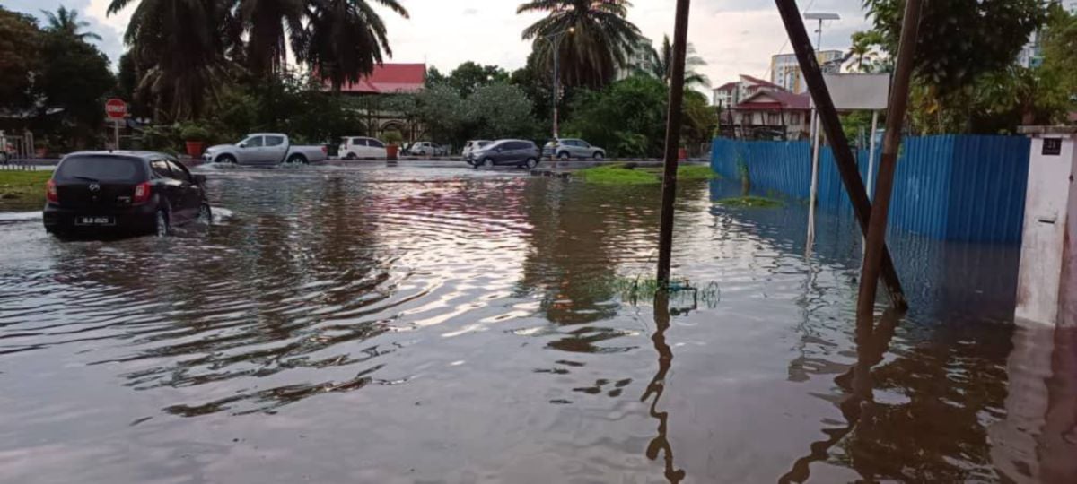 BANJIR kilat menyebabkan kesesakan jalan raya di pusat bandar  Kuching selepas hujan lebat petang tadi. FOTO ihsan JBPM