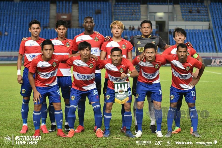 BARISAN pemain Kuching FA bersetuju dipotong gaji mereka sebanyak lima peratus. FOTO FB Kuching FA 