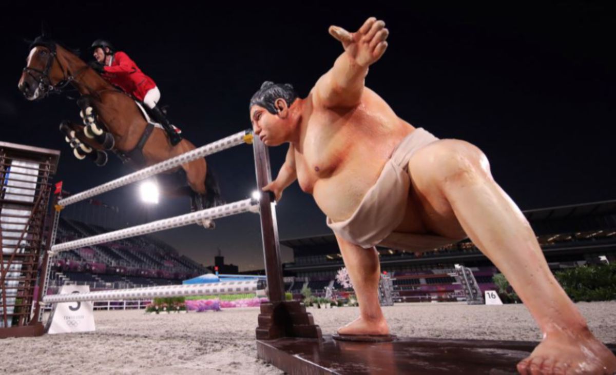 PATUNG sumo di salah satu pagar acara ekuestrian. FOTO Agensi