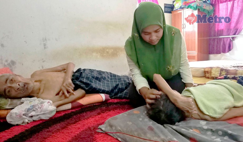 INTAN Zulina cekal menjaga ibu bapanya yang terlantar. FOTO Mohd Sharumnisham Shahbudin