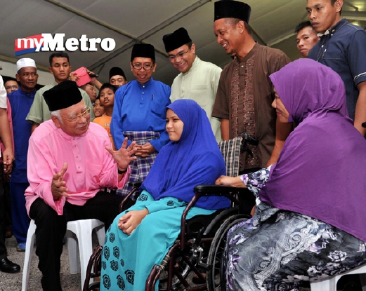 Perdana Menteri bertanya khabar kepada Siti Nuraisyah, 13, yang putus kakinya akibat digilis lori selepas solat Isyak dan Tarawih di Masjid Al-Mukmin, Tali Air 12, Sungai Nibong, Sungai Besar hari ini. - Foto Bernama