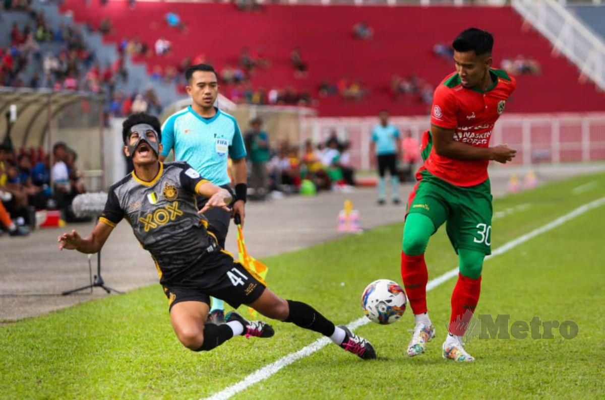 PEMAIN Kelantan United FC, Asraff (kanan) diasak oleh Pemain Perak FC, Nasrol Amri Kamarul Azhar (kiri). FOTO Nik Abdullah Nik Omar 