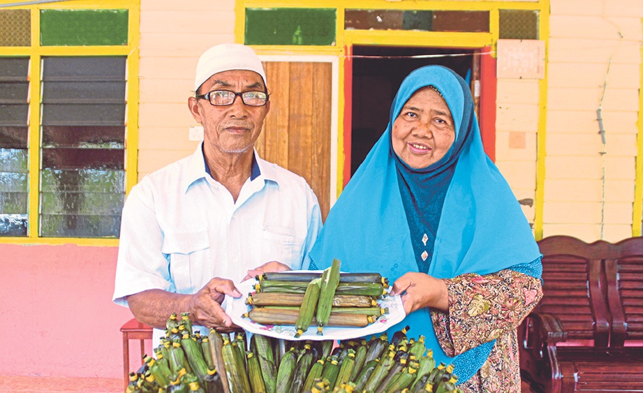 SABIAH dan Moin menunjukkan kuih papudak yang dijual di bazar ramadan di Kampung Parit Haji Ahmad, Sri Medan, Batu Pahat, Johor. 