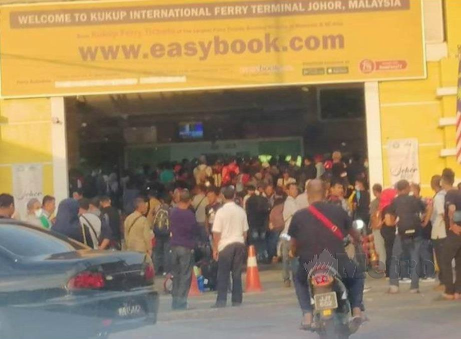 KEADAAN di Terminal Feri Antarabangsa Kukup sesak dikunjungi warga Indonesia. FOTO Ihsan Pembaca 