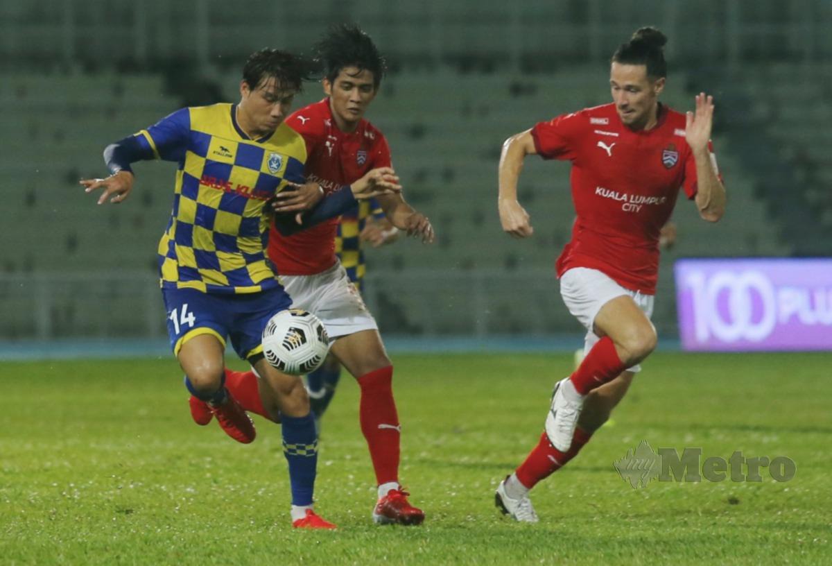 PEMAIN Sri Pahang FC, Aung Kaung Mann (kiri) diasak pemain Kuala Lumpur City FC, Daniel Sang Ting pada saingan Liga Super Malaysia 2021 di Stadium Darul Makmur. FOTO Farizul Hafiz Awang