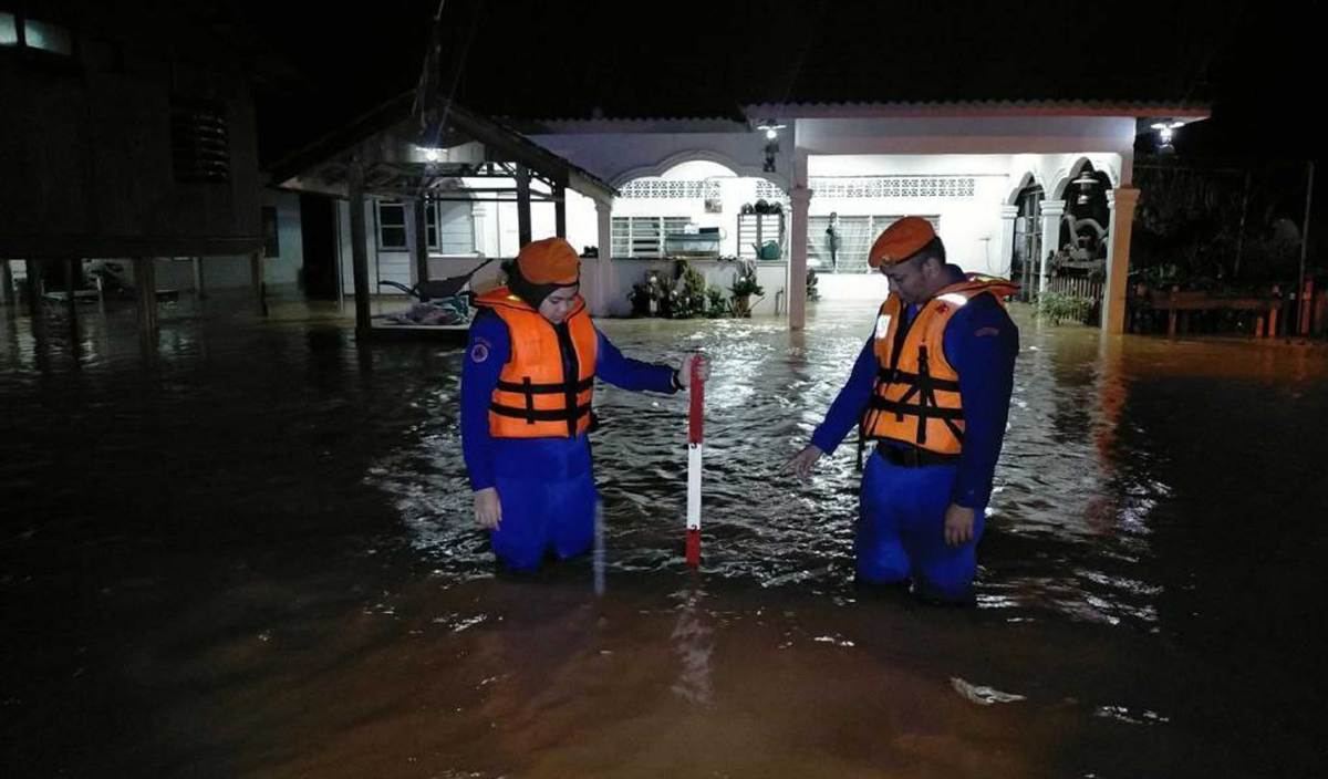 ANGGOTA APM Kulim melakukan pemantauan di kawasan yang dilanda banjir di daerah Kulim. FOTO Ihsan APM