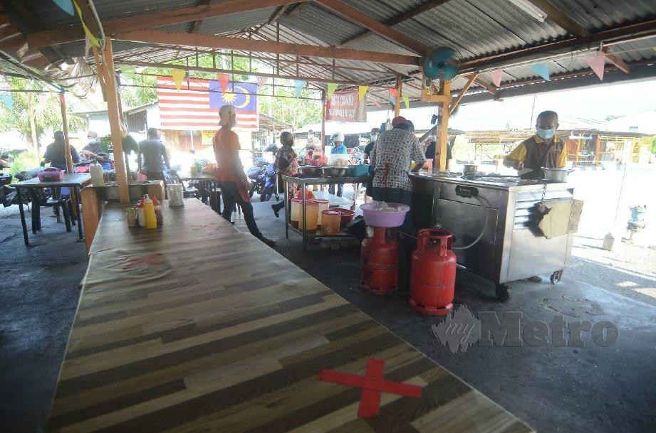 RESTORAN di Teluk Kumbar yang biasanya dipenuhi pelanggan bersarapan, kini lengang. FOTO Zuhainy Zulkiffli