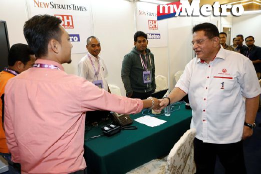 Tengku Adnan bersalaman dengan petugas media New Straits Times Press (NSTP) ketika melawat bilik operasi NSTP pada Perhimpunan Agung UMNO 2015 di Pusat Dagangan Dunia Putra (PWTC), Kuala Lumpur, hari ini. FOTO Aizuddin Saad