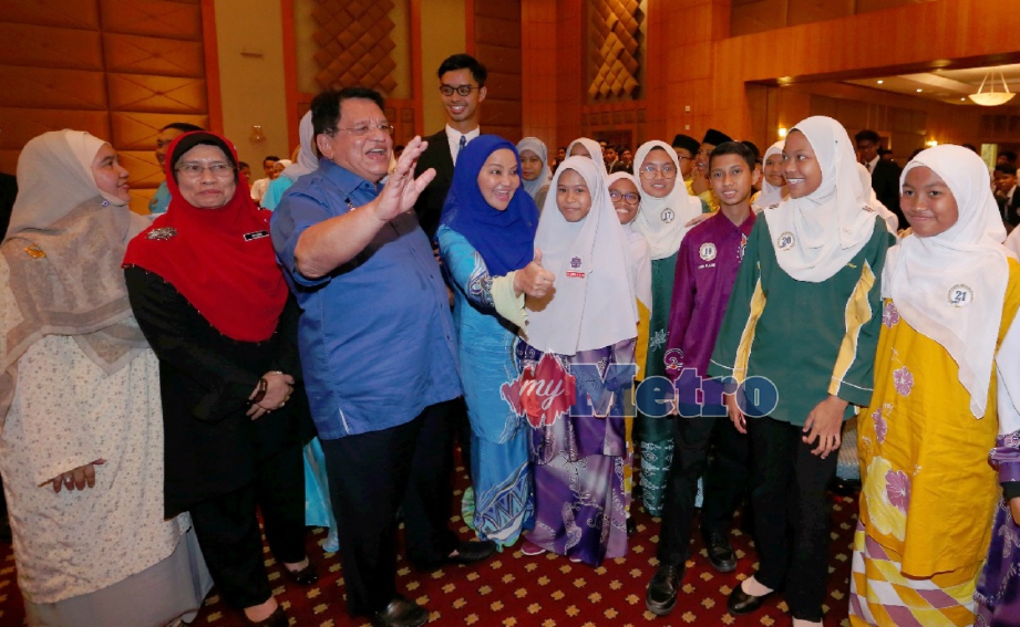 TENGKU Adnan (tiga kiri) beramah mesra dengan sebahagian daripada pelajar cemerlang ketika majlis Hari Anugerah Kualiti Pendidikan Peringkat Jabatan Pendidikan Wilayah Persekutuan Putrajaya di Putrajaya, hari ini. FOTO Ahmad Irham Mohd Noor 