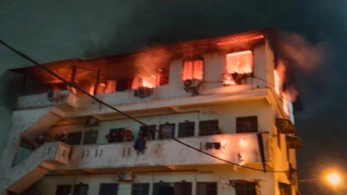 TIGA unit rumah pangsa musnah dalam kebakaran di Jalan Kunci Air malam ini. FOTO Ihsan Bomba