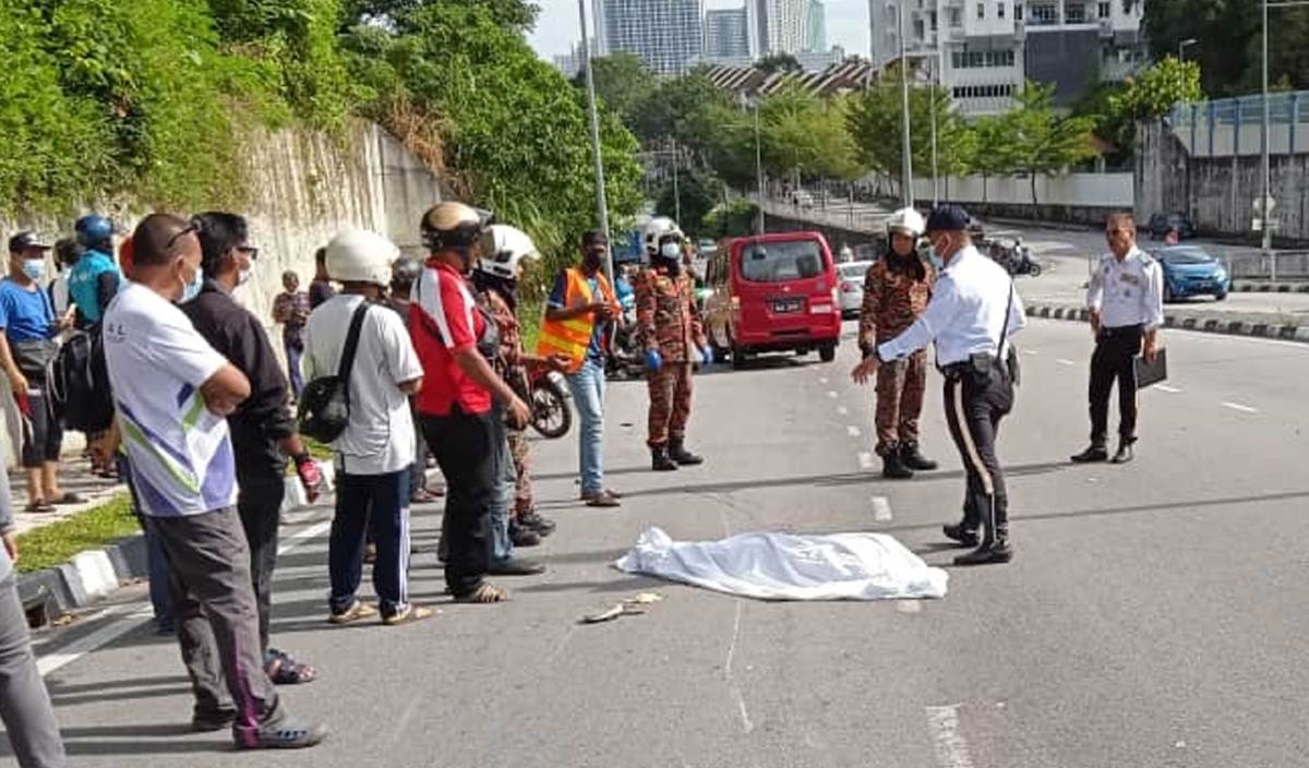 NOORASLINDA maut selepas motor yang ditunggang bersama bapa dirempuh sebuah kereta di Jalan Teluk Kumbar. FOTO Ihsan JBPM