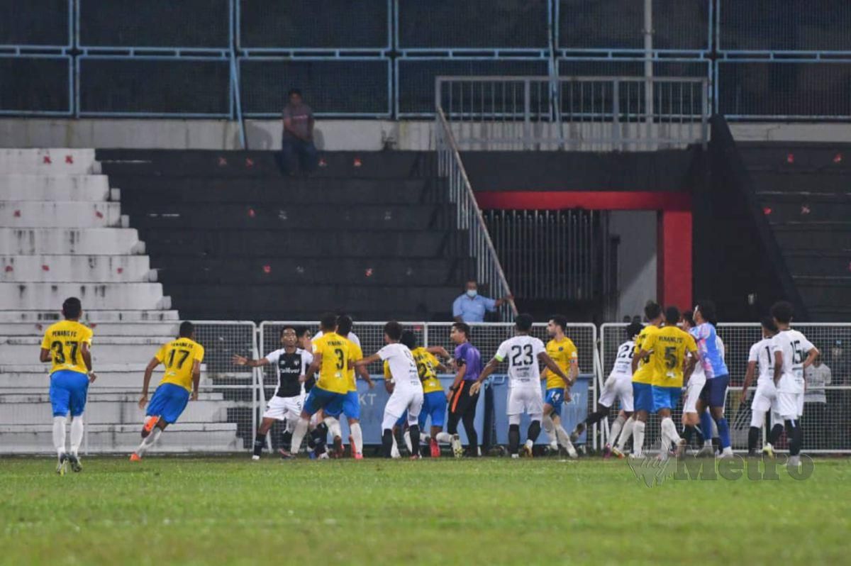 SUASANA tegang diantara pemain Terengganu FC II dan Penang FC selepas berlaku bergaduhan, malam tadi. FOTO Ghazali Kori