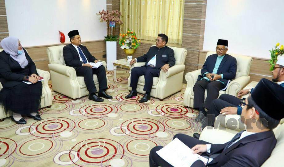 SULAIMAN (tengah) menerima kunjungan hormat Pengerusi Persatuan Peguam Syarie Melaka, Adli Ithnin (dua kiri) di Seri Negeri, Ayer Keroh. FOTO Amir Mamat