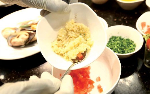 2. CAMPURKAN semua bahan ke dalam mangkuk untuk membuat salsa kecuali kupang dan minyak zaitun. Kemudian, gaul dan ketepikan.