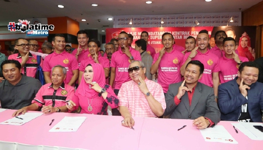 Annuar bersama Hasmiza dan sebahagian pemain skuad Kelantan. Foto NSTP/MOHD YUSNI ARIFFIN
