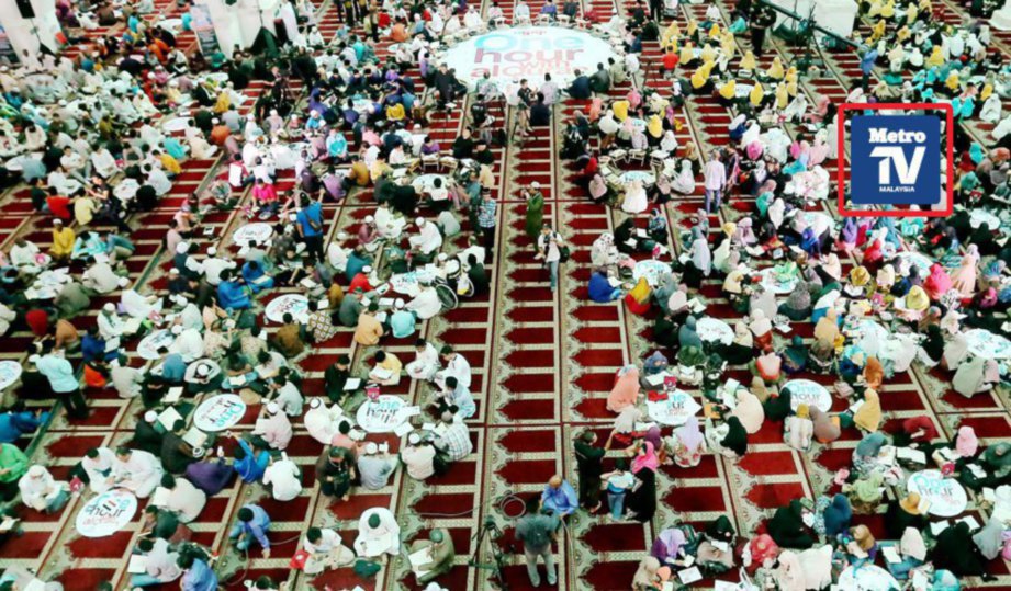 PESERTA membaca al-Quran ketika program World #QuranHour di Masjid Sultan Haji Ahmad Shah, Universiti Islam Antarabangsa. 