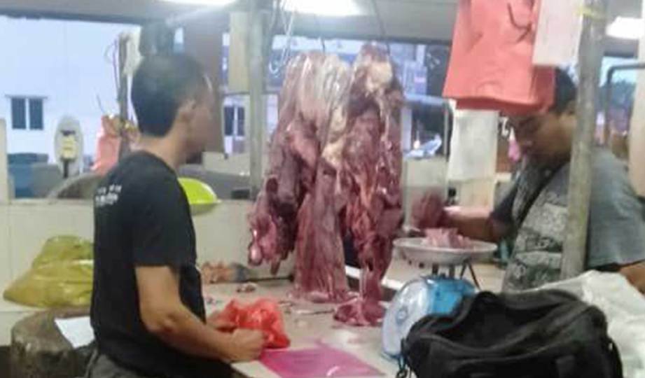PELANGGAN mendapatkan bekalan daging di Pasar Kuala Berang. FOTO Ihsan pembaca