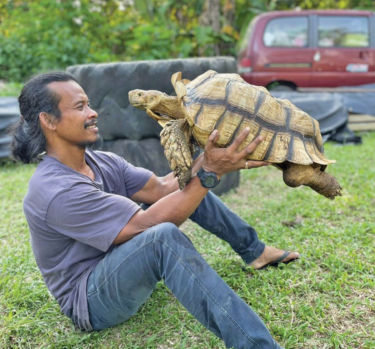 MOHD Redzuan bersama kura-kura kesayangannya.