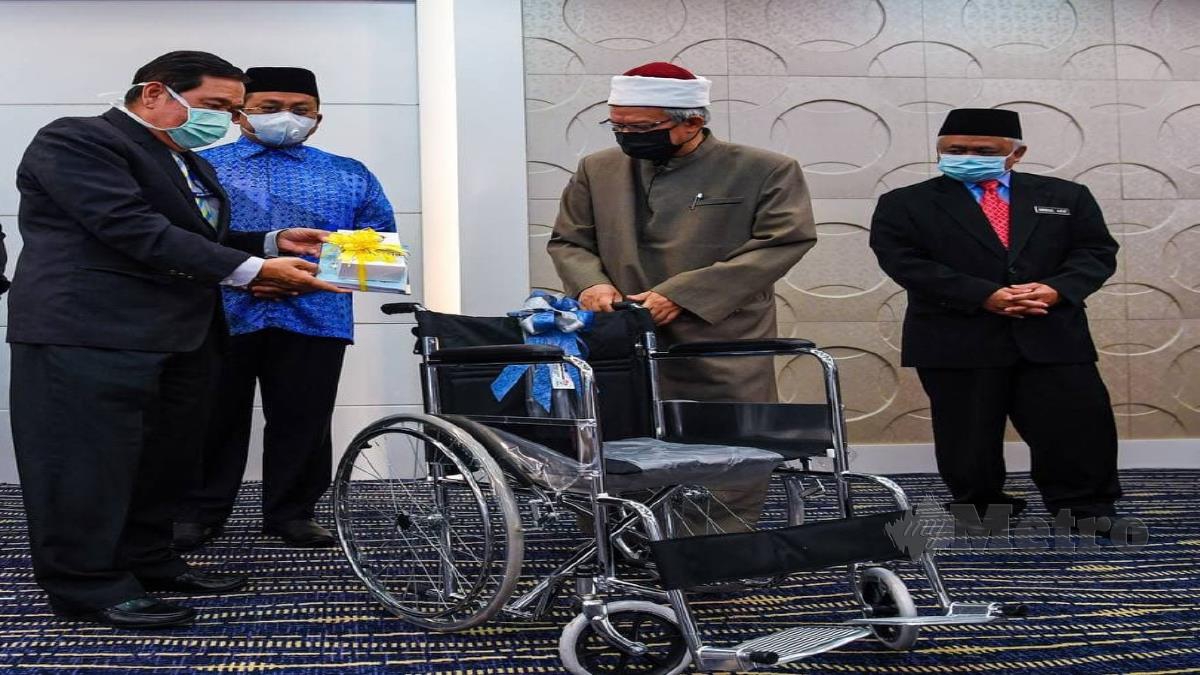 ZULKIFLI (dua kanan) menyerahkan Kit Ramah dan Kerusi Roda kepada Timbalan Pengarah Hospital Putrajaya, Dr. Muhd Siv Kamaruddin Alias (tiga kiri). FOTO Luqman Hakim Zubir.