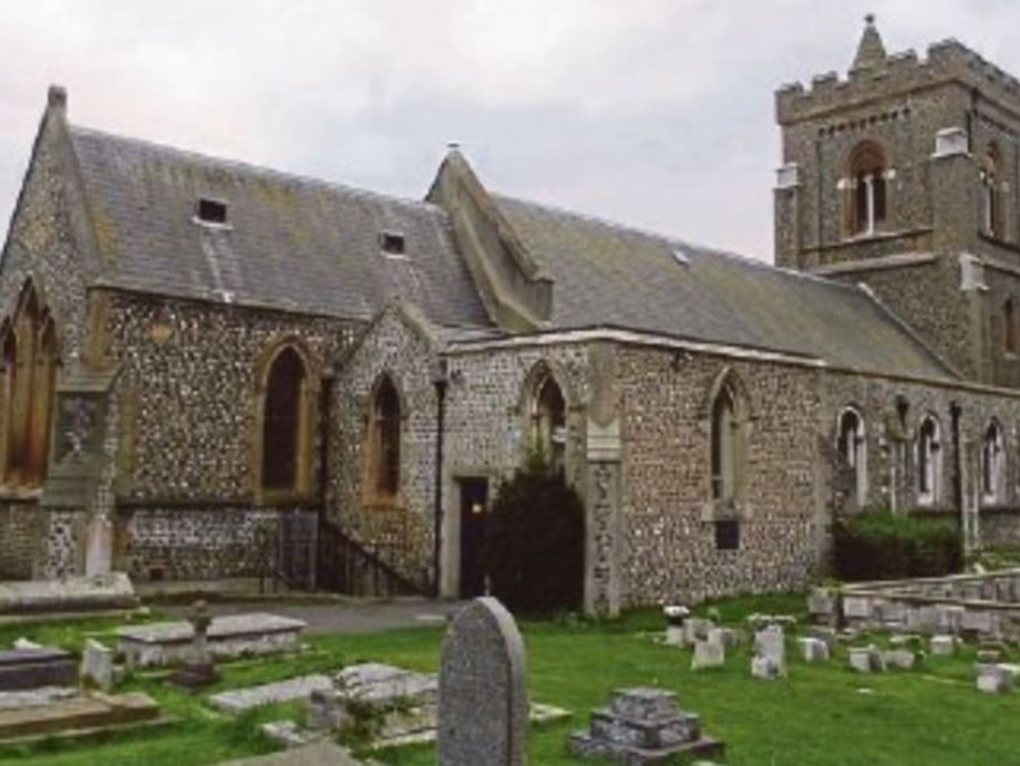 KEJADIAN berlaku di kawasan perkuburan Gereja St Andrew di East Sussex.