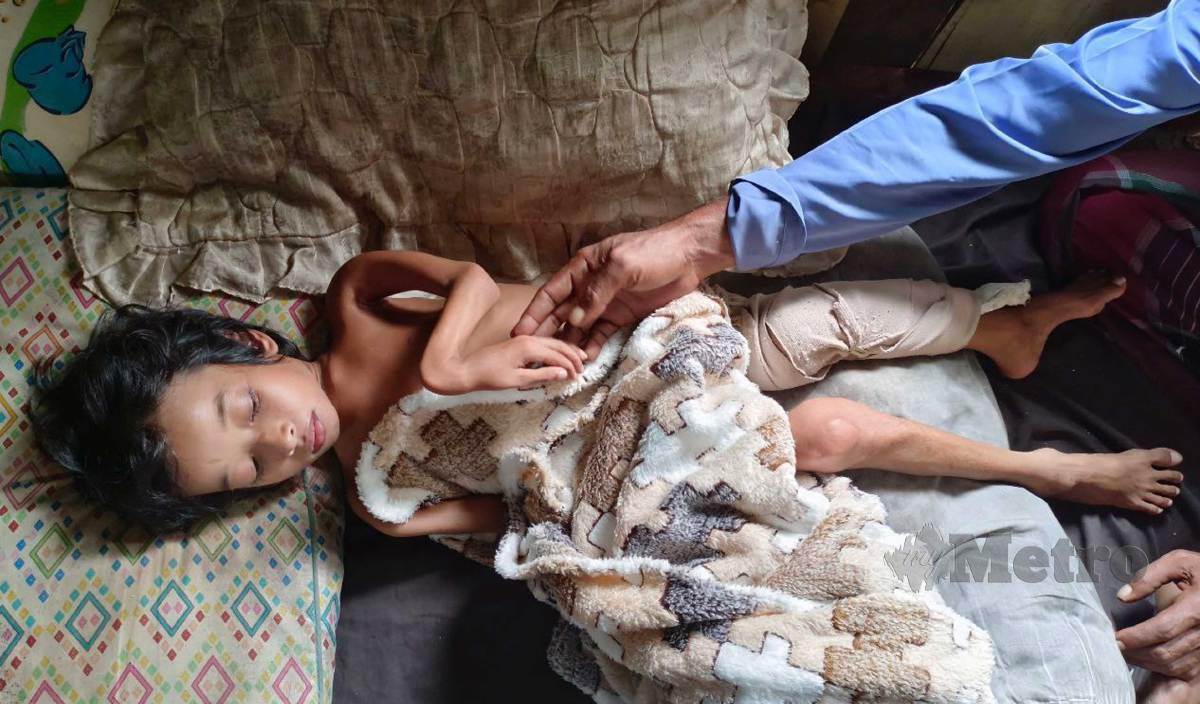 KEADAAN Muhammad Hafizuddin yang menghidap penyakit saraf yang kini terlantar di rumahnya di Kampung Lorong Haji Da, Batu Buruk. FOTO Faizul Azlan Razak