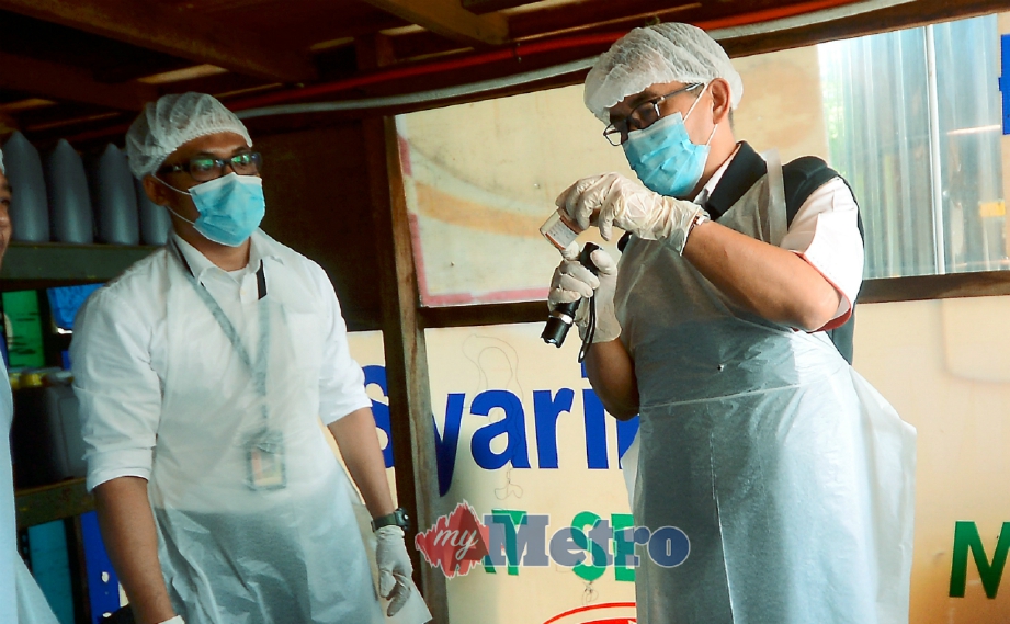 DR Wan Mansor (kanan) menunjukkan najis tikus yang diambil sebagai bahan bukti semasa operasi bersepadu Jabatan Kesihatan Negeri Pulau Pinang di Butterworth dan Kepala Batas, hari ini. FOTO Shahnaz Fazlie Shahrizal. 