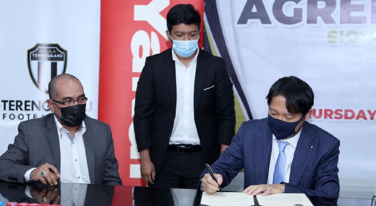 HAMADA menandatangani dokumen kerjasama. FOTO FB Terengganu Football Club