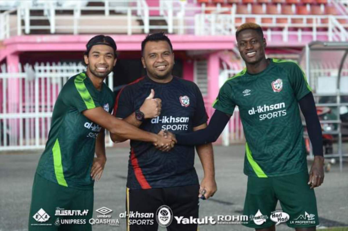 Alfusainey (kanan) dan Zafuan bersalaman sambil diperhatikan jurulatihnya, Nazrulerwan Makmor (tengah). FOTO Ihsan KUFC