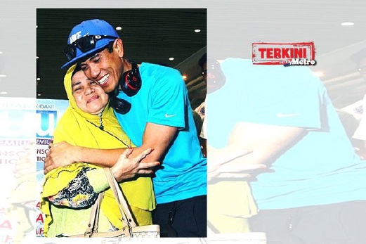 SHAHROM memeluk ibunya, Unaizah Mohd, 62, sejurus tiba di KLIA, 22 Januari lalu. FAIL Fariz Iswadi Ismail