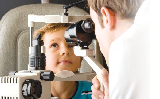 KELOPAK mata jatuh boleh pulih secara semula jadi atau melalui pembedahan.