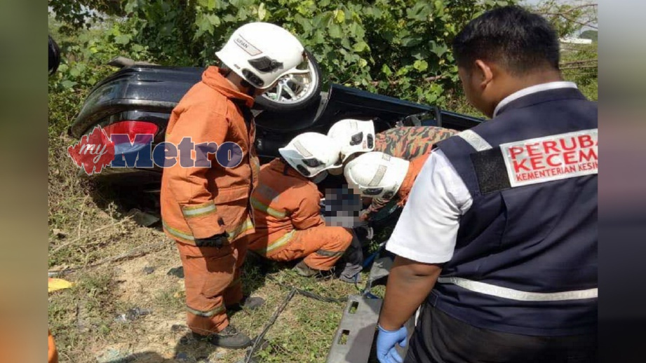 ANGGOTA bomba mengeluarkan mayat mangsa yang tersepit di tempat duduk pemandu selepas terbabit dalam kemalangan di Kilometer 18.6 Lebuhraya Kuala Lumpur- Kuala Selangor (LATAR) dekat Rawang, hari ini. FOTO Ihsan JBPM