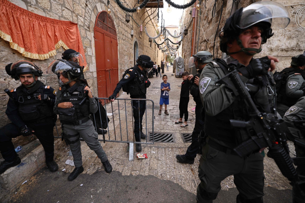 TENTERA Israel berkawal di salah satu pintu masuk ke Kota Lama Baitulmaqdis. FOTO AFP 
