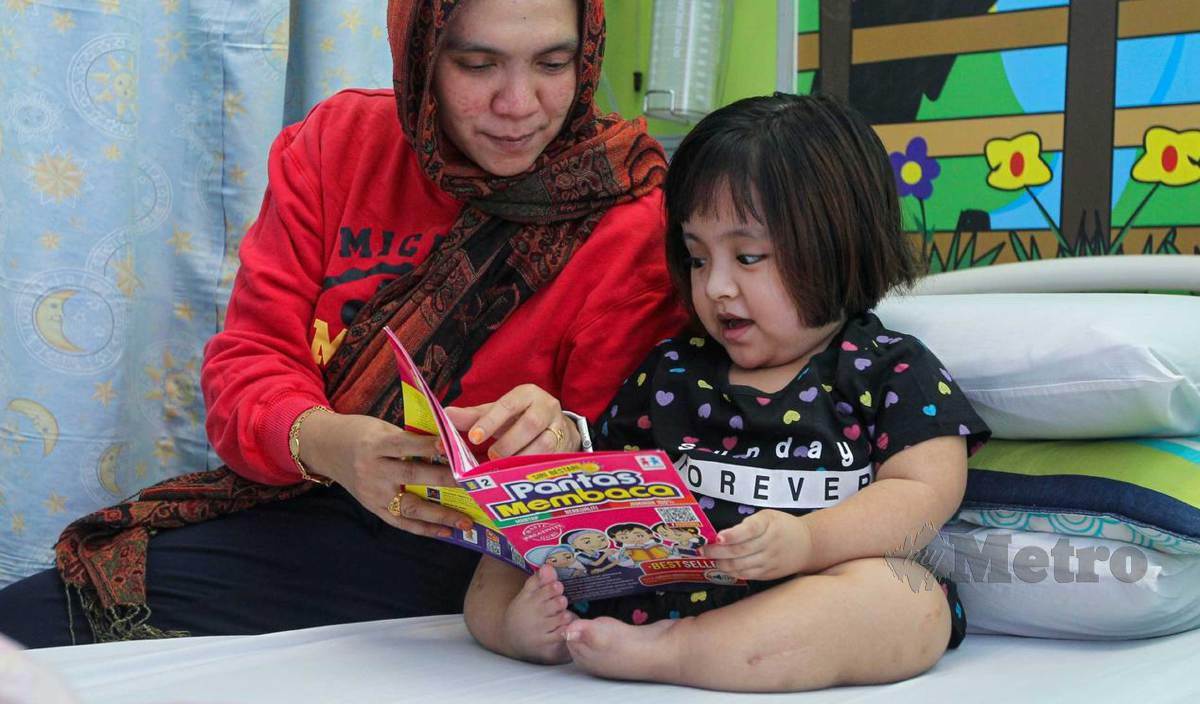 KHAIROL Niza menemani anaknya, Khayla Adha Mirza  yang mengalami penyakit Osteogenesis Imperfecta (OI) memerlukan sumbangan sebanyak RM140,000 bagi menjalani pembedahan di Hospital Gleaneagles. FOTO Aziah Azmee